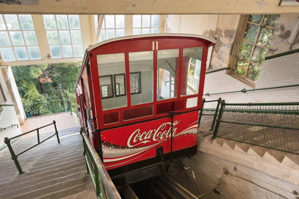 San sebastian, spanien - 17. oktober: jahrhundertealte seilbahn auf den igueldo-berg . — Stockfoto