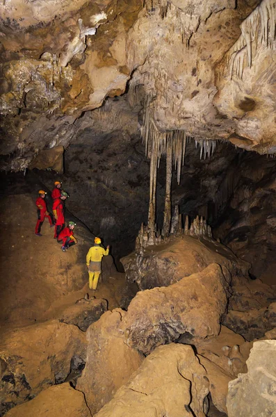 Llanes, Španělsko - 4. září: Skupina turistů v jeskyni "La Vallina" dne 4. září 2013 v Llanes, Asturias, Španělsko — Stock fotografie