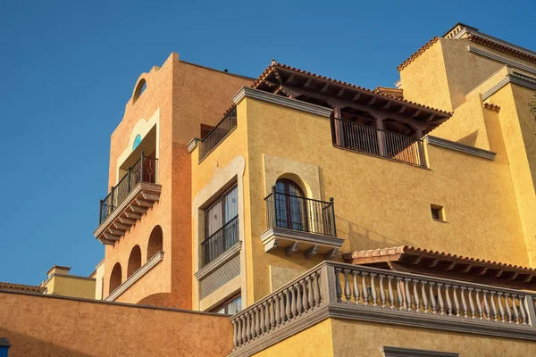 ADEJE, ESPAGNE - 29 FÉVRIER : Vue panoramique sur la façade de l'hôtel Europe Villa Cortes resort  . — Photo