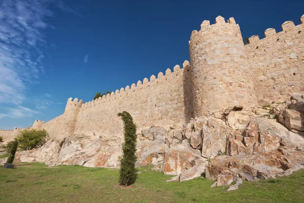 Avila doğal ortaçağ şehir duvarlarının güneşli bir günde, İspanya. — Stok fotoğraf