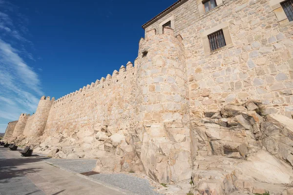 Escénicas murallas medievales de Ávila en un día soleado, España . — Foto de Stock