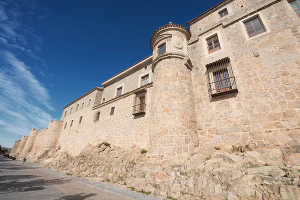 Escénicas murallas medievales de Ávila en un día soleado, España . — Foto de Stock