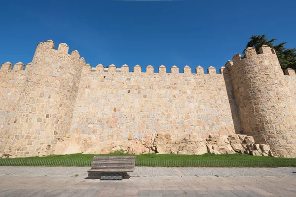 Avila doğal ortaçağ şehir duvarlarının güneşli bir günde, İspanya. — Stok fotoğraf