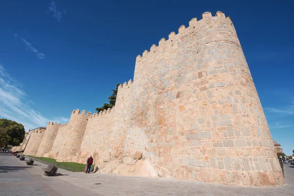 Avila doğal ortaçağ şehir duvarlarının güneşli bir günde, İspanya. — Stok fotoğraf