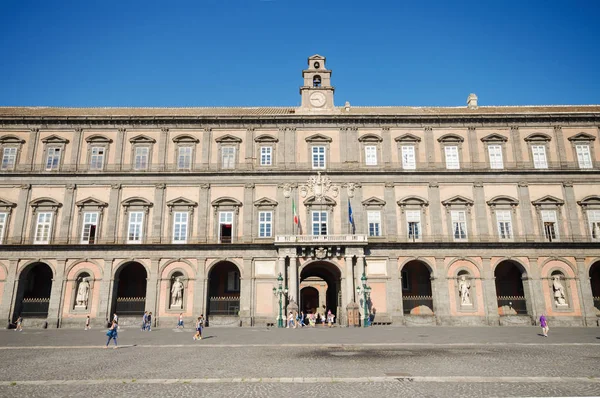 NAPOLI, ITALIA, 19 AGOSTO 2013 - Piazza del plebiscito con edificio comunale a Napoli . — Foto Stock