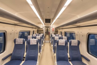 Briviesca, İspanya - 27 Ekim 2016 - iç Renfe S-598 orta mesafe tren istasyonunda 27 Ekim 2016 yılında Briviesca, Burgos, İspanya üzerinde gelen.