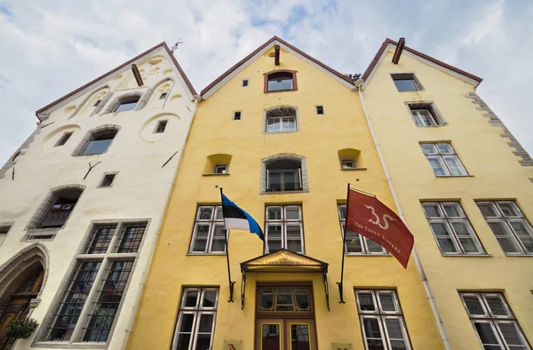 Tallin, Estland - 22 juni: Gamla hotel tre systrar i Tallin medeltida staden CE. — Stockfoto