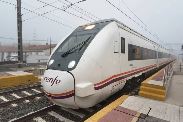 Briviesca, Іспанія - 27 жовтня 2016 - Renfe S-598 середні відстані поїзда в рух прибуття на станцію на 27 жовтня 2016 року в Briviesca, Іспанія. — стокове фото