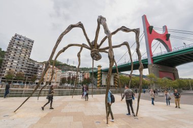 Bilbao, İspanya - 16 Ekim: Grup turist ziyaret Louise Bourgeois 11 metre yüksekliğindeki dev örümcek.