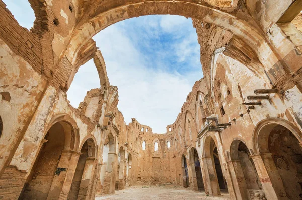 Ruinen einer alten Kirche, die während des spanischen Bürgerkriegs zerstört wurde. — Stockfoto