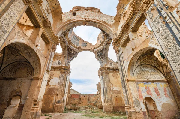 一个古老的教堂，在西班牙内战期间被摧毁的废墟. — 图库照片