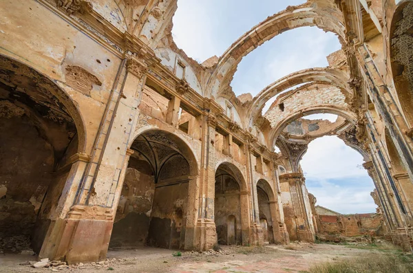 Ruinen einer alten Kirche, die während des spanischen Bürgerkriegs zerstört wurde. — Stockfoto