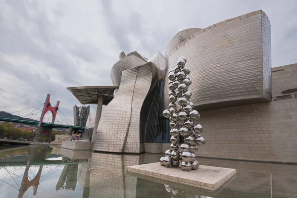 Bilbao, Spanyolország - október 16, 2016: a modern és kortárs művészet Guggenheim Museum nézet. — Stock Fotó