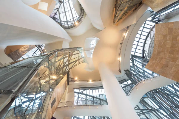 Bilbao, Hiszpania - 16 października: Wnętrze Muzeum Guggenheima. — Zdjęcie stockowe