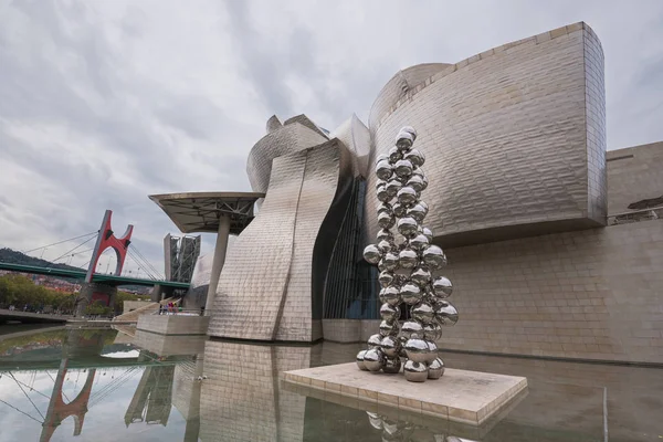 Bilbau, Espanha - 16 de outubro de 2016: vista da arte moderna e contemporânea Museu Guggenheim, projetado pelo arquiteto Frank Gehry e inaugurado em outubro de 1997 . — Fotografia de Stock