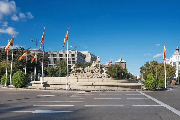 在马德里，西班牙广场一同庆祝著名一同庆祝喷泉地标. — 图库照片