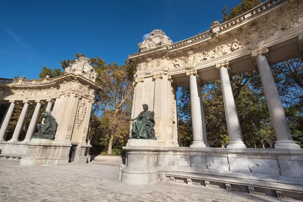 Alfonso xii denkmal im retiro park, madrid, spanien. — Stockfoto