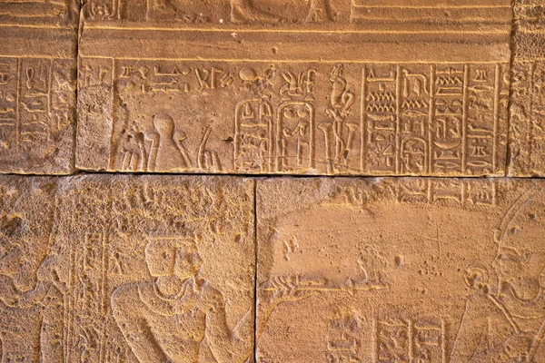 Verdadeiras esculturas hieroglíficas nas paredes de um antigo templo egípcio . — Fotografia de Stock