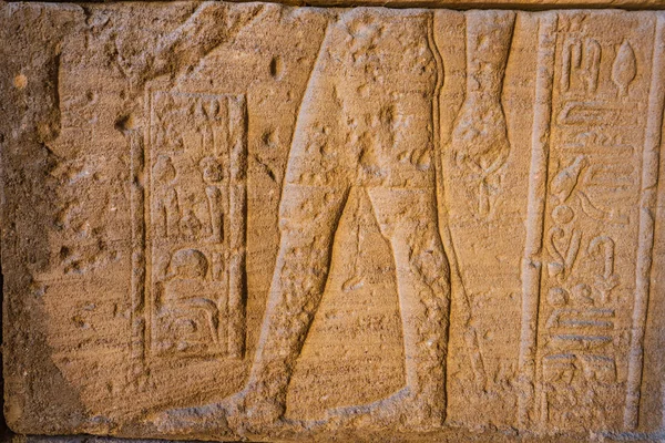 Tallados jeroglíficos reales en las paredes de un antiguo templo egipcio . — Foto de Stock