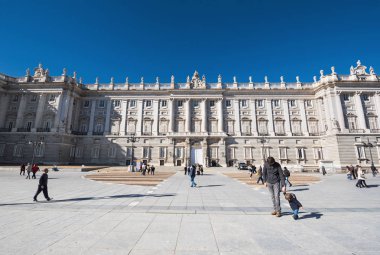 Madrid, İspanya - 13 Kasım: İnsanlar üzerinde 13 Kasım 2016 Madrid, İspanya Kraliyet Sarayı ziyaret.