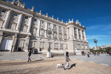 Madrid, İspanya - 13 Kasım: İnsanlar üzerinde 13 Kasım 2016 Madrid, İspanya Kraliyet Sarayı ziyaret.