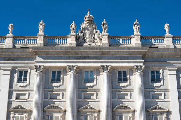 Gevel van het Spaanse koninklijk paleis in Madrid. — Stockfoto