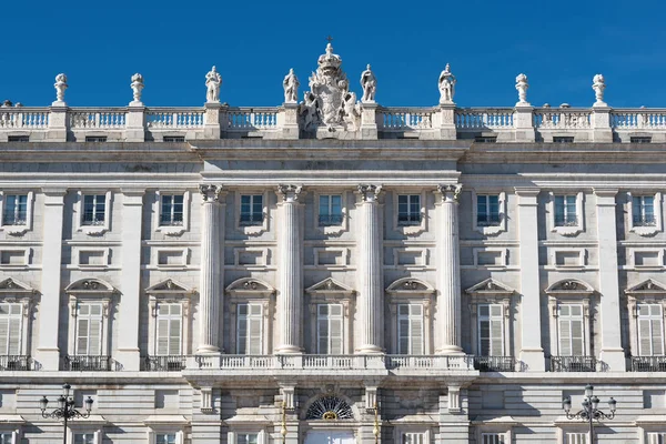 Fachada do palácio real espanhol em Madrid . — Fotografia de Stock