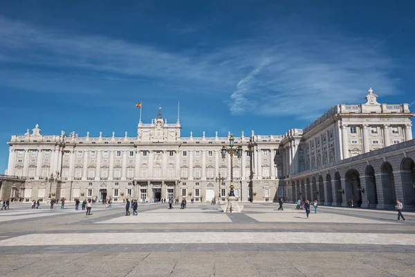 MADRID, SPAGNA - 13 NOVEMBRE: persone in visita al Palazzo Reale il 13 novembre 2016 a Madrid, Spagna . — Foto Stock