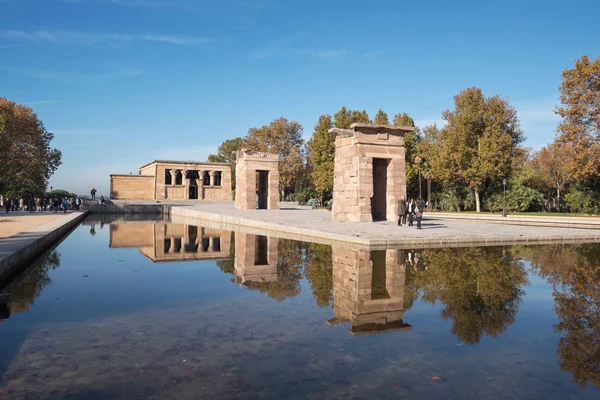 Madrid, Hiszpania - 13 listopada: Turystyczne zwiedzanie słynnego Landmark Debod, egipska świątynia 13 listopada 2016 roku w Madrycie, Hiszpania. — Zdjęcie stockowe