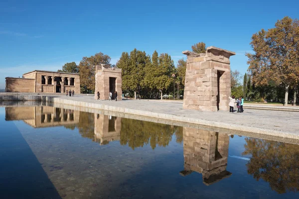 MADRID, ESPAÑA - 13 DE NOVIEMBRE: Turista visitando el famoso Landmark Debod, templo egipcio el 13 de Noviembre de 2016 en Madrid, España . —  Fotos de Stock