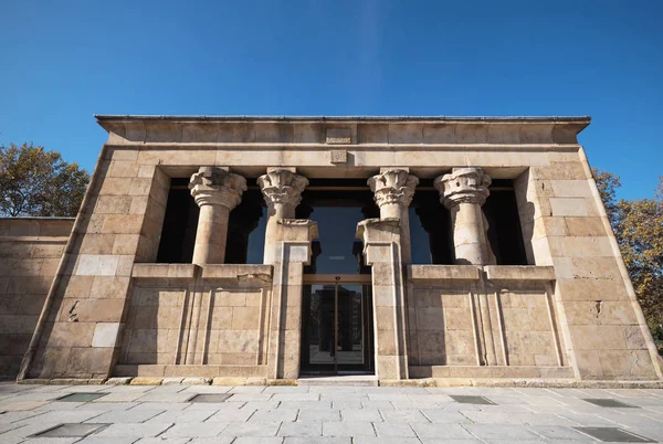 Famoso Landmark Debod, templo egipcio en Madrid, España . —  Fotos de Stock