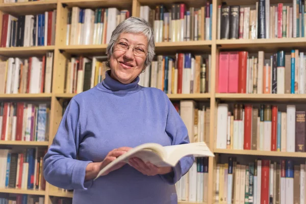 Czytanie książek w domu starszy kobieta. Wyrażenie zadowolony. Niewyraźne — Zdjęcie stockowe