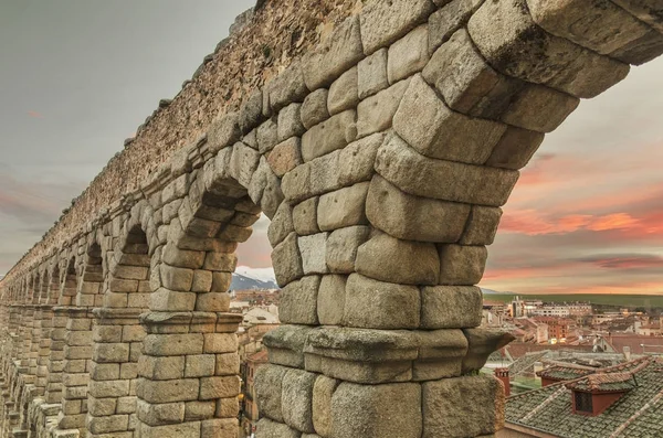 Acquedotto Segovia al tramonto. Famoso punto di riferimento spagnolo — Foto Stock