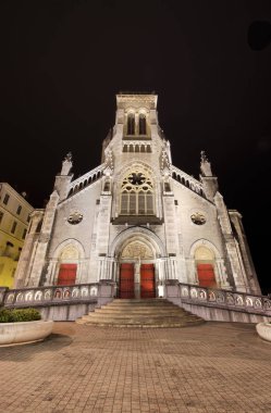 Doğal görünümünü gece Saint Charles Kilisesi Biarritz, Fransa.
