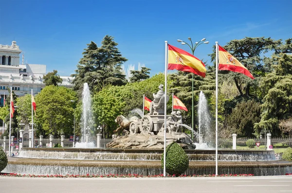 Fuente de Cibeles y banderas de España, famoso hito en Madrid, España . —  Fotos de Stock
