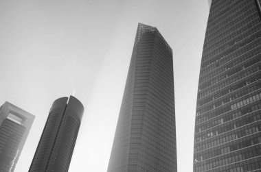  Madrid Cuatro torres Finans Merkezi. Bu binalar İspanya en yüksek gökdelenler ile 250 metre yükseklikte olan. 