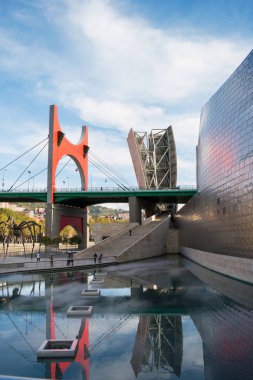 Bilbao, İspanya - 7 Mart: 7 Mart 2010 tarihinde Bilbao Guggenheim Müzesi Bilbao, İspanya. Frank Gehry tarafından tasarlanmış, 1997 yılında inşa edilmiş.