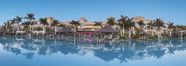  Lüks otel Resort Guia de Isora sarayda Tenerife, Kanarya Adaları, İspanya üzerinde 8 Ağustos 2016 alacakaranlıkta.