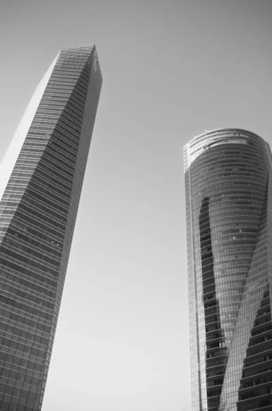 Cuatro torres financiële centrum in Madrid. Deze gebouwen zijn de hoogste wolkenkrabbers in Spanje met een hoogte van 250 meter. — Stockfoto