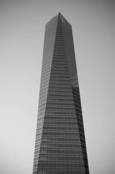 Cuatro torres centro financeiro em Madrid. Estes edifícios são os arranha-céus mais altos da Espanha, com uma altura de 250 metros . — Fotografia de Stock