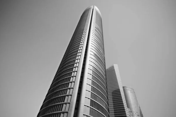 Cuatro torres pénzügyi központjában Madrid. Ezek az épületek az a legmagasabb felhőkarcoló Spanyolországban, a 250 méter. — Stock Fotó