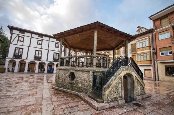 Vista panorámica de la plaza principal del pueblo de Ezcaray, el 20 de abril de 2014 en La rioja, España . — Foto de Stock