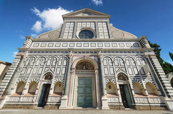 Fațada celebrului reper din Florența, biserica Santa Maria Novella, Florența, Italia . — Fotografie, imagine de stoc