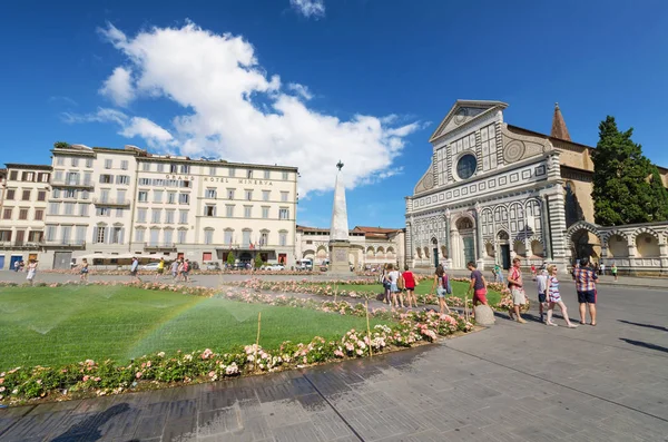 Touristen besuchen berühmte basillica santa maria novella am 17. august 2013 in florenz, italien. — Stockfoto