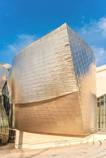 Gevel van het beroemde Guggenheimmuseum in bilbao, Spanje — Stockfoto