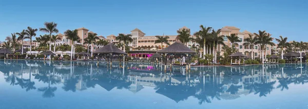 Lyx hotell Resort Guia de Isora palace i skymningen i Teneriffa, Kanarieöarna, Spanien den 8 augusti 2016. — Stockfoto