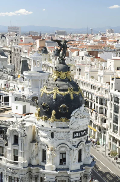 Metropolis Madrid'de 4 Mayıs 2013 üzerinde bina. Bina Metropolis hava görünümünü, bu bina yapıldı 1911 yılında inşa Madrid ünlü bir dönüm noktası olduğunu. — Stok fotoğraf