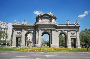 Ünlü dönüm noktası Puerta de Alcala Madrid, İspanya.
