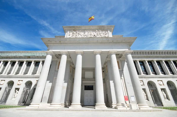 Detalj av fasaden på den berömda el Pradomuseet i madrid, Spanien. — Stockfoto