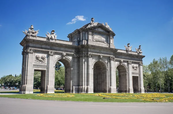 Monumento famoso Puerta de Alcalá en Madrid, España . — Foto de Stock